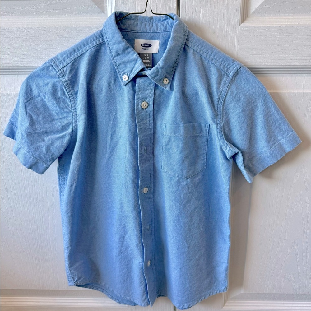 Boys Old Navy light blue short sleeved button down shirt size small (6/7)
